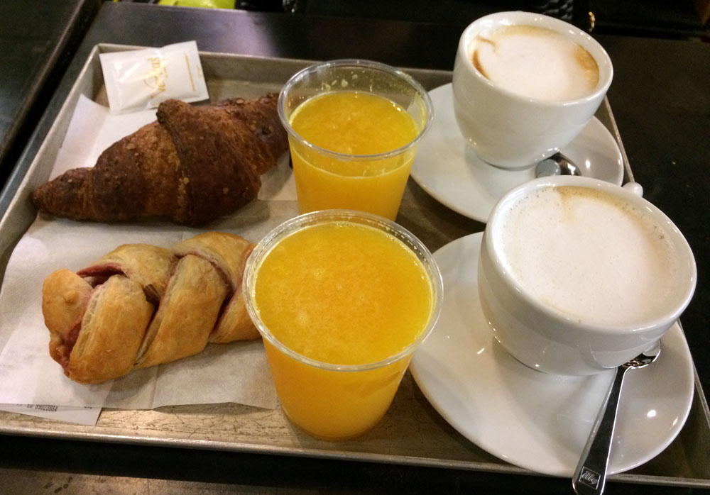 イタリアのモーニングセットはコーヒーとジュースがついてきた